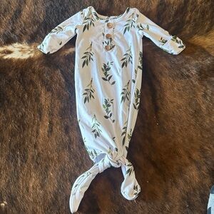 Caden Lane Green Leaf Baby knotted gown size 0-3 month